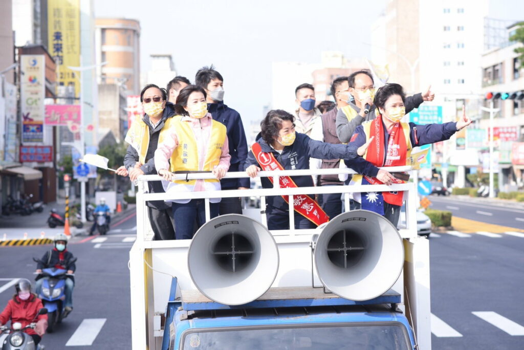 今（15）日早上也邀來兩位嘉義的女兒，溫玉霞立委及國民黨副秘書長王育敏前來陪同車掃