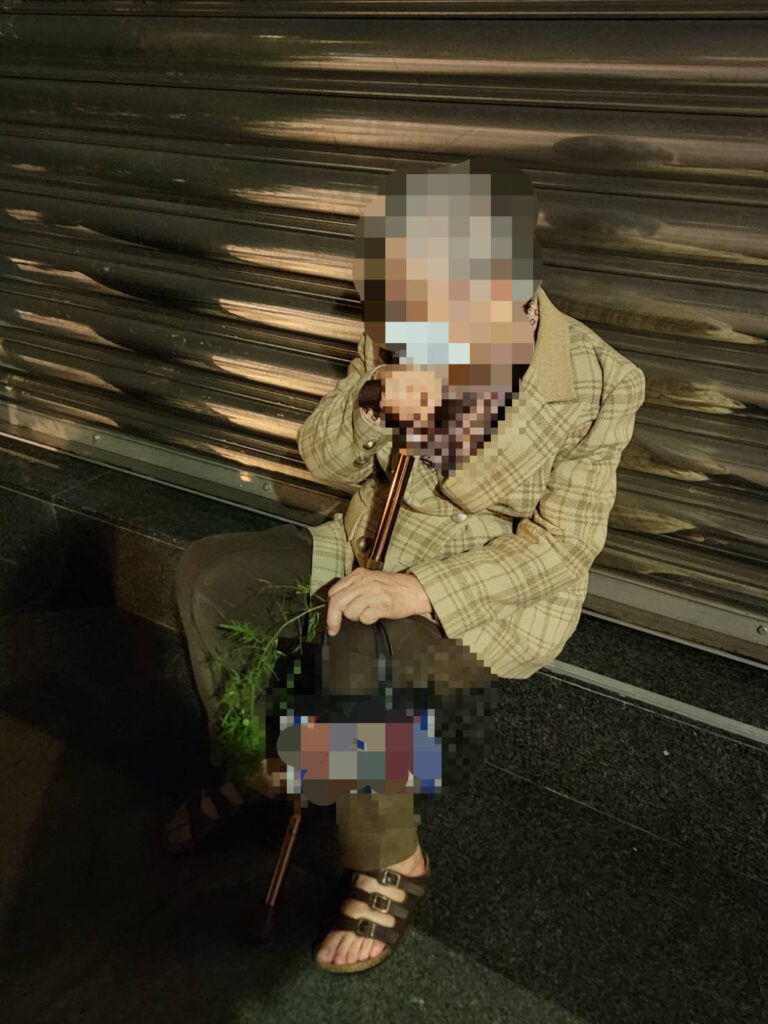 員警接獲報案,調閱監視器即發現老嫗蹤跡,順利找到老嫗迷途坐於路旁