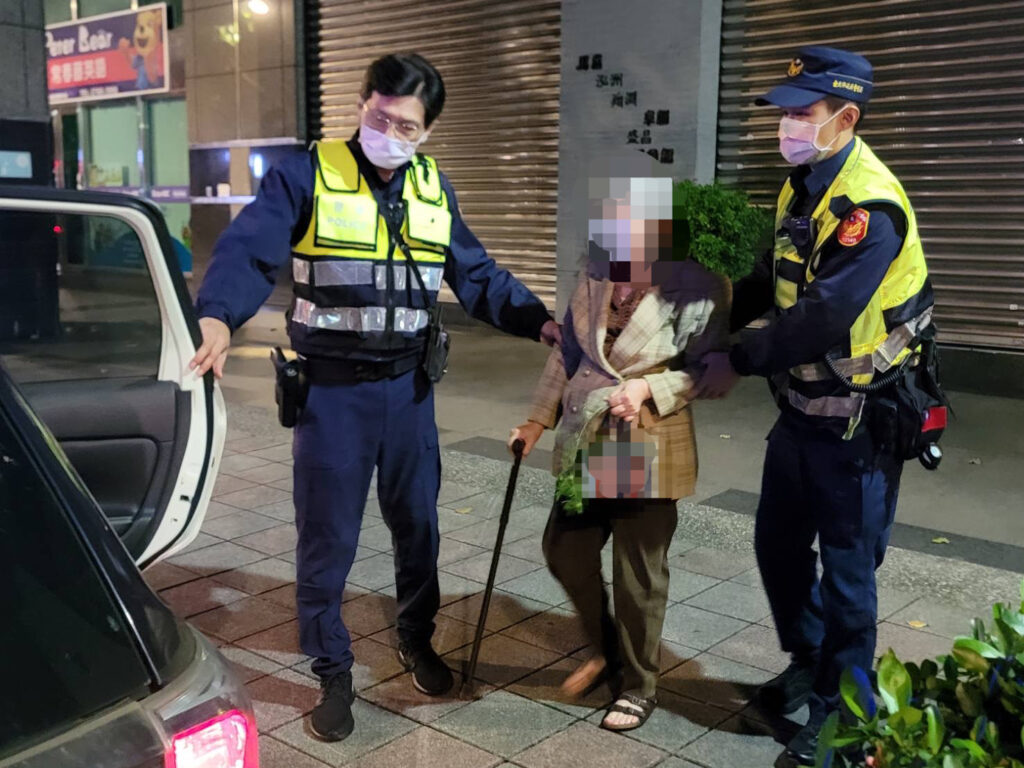 員警以巡邏車護送老嫗返回派出所等待家屬,平安與家人團聚
