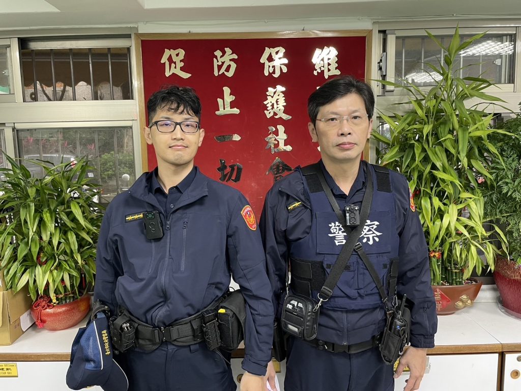同德派出所警員梁家東(左)、吳俊德(右)