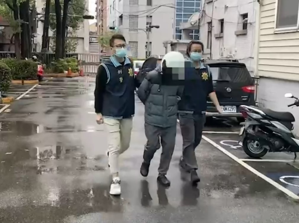 囂張 詐欺車手提款機領贓款穿逍遙法外帽T被鎖定 110 2022121587