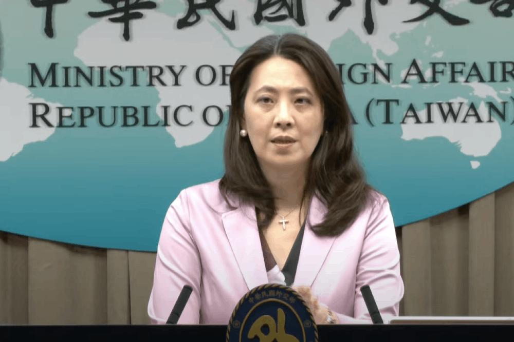 申換護照人潮爆量 外交部籲先避開人潮 有具體出國日期再申換 104 申辦護照小撇步