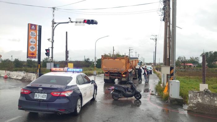 台61線車輛疑未遵號誌衍生事故 竹南警馳援護交安