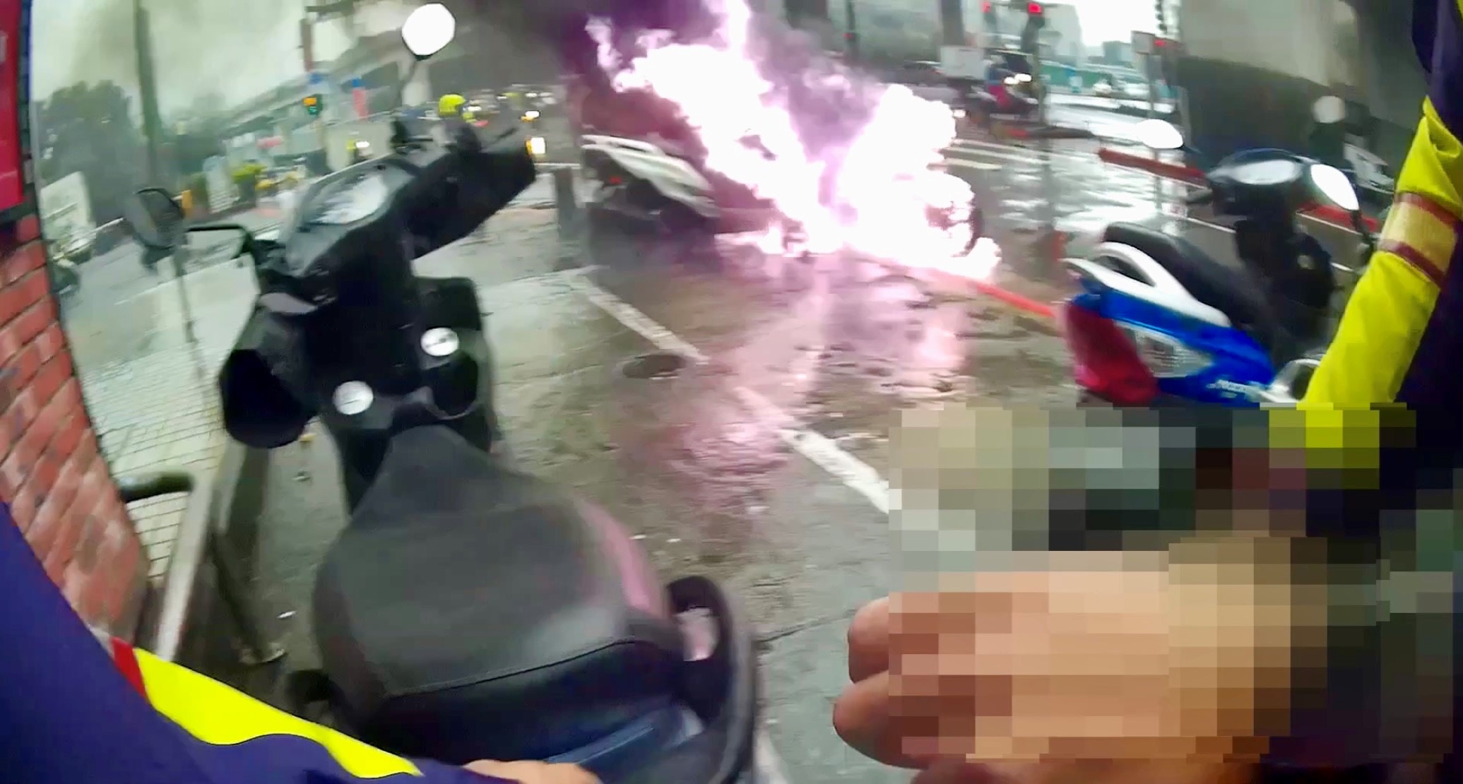 臺北市保安警察大隊員警逐一移開緊鄰機車製造防火空間,使火勢不再蔓延。(記者宋紹誠翻攝)