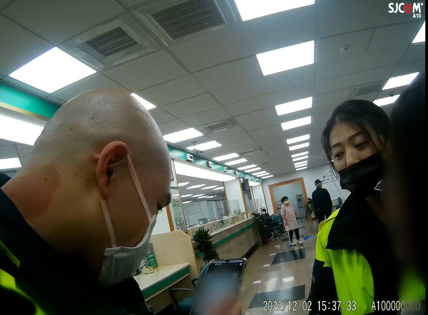 中和警火速到場阻詐。(記者徐煜勝翻攝)