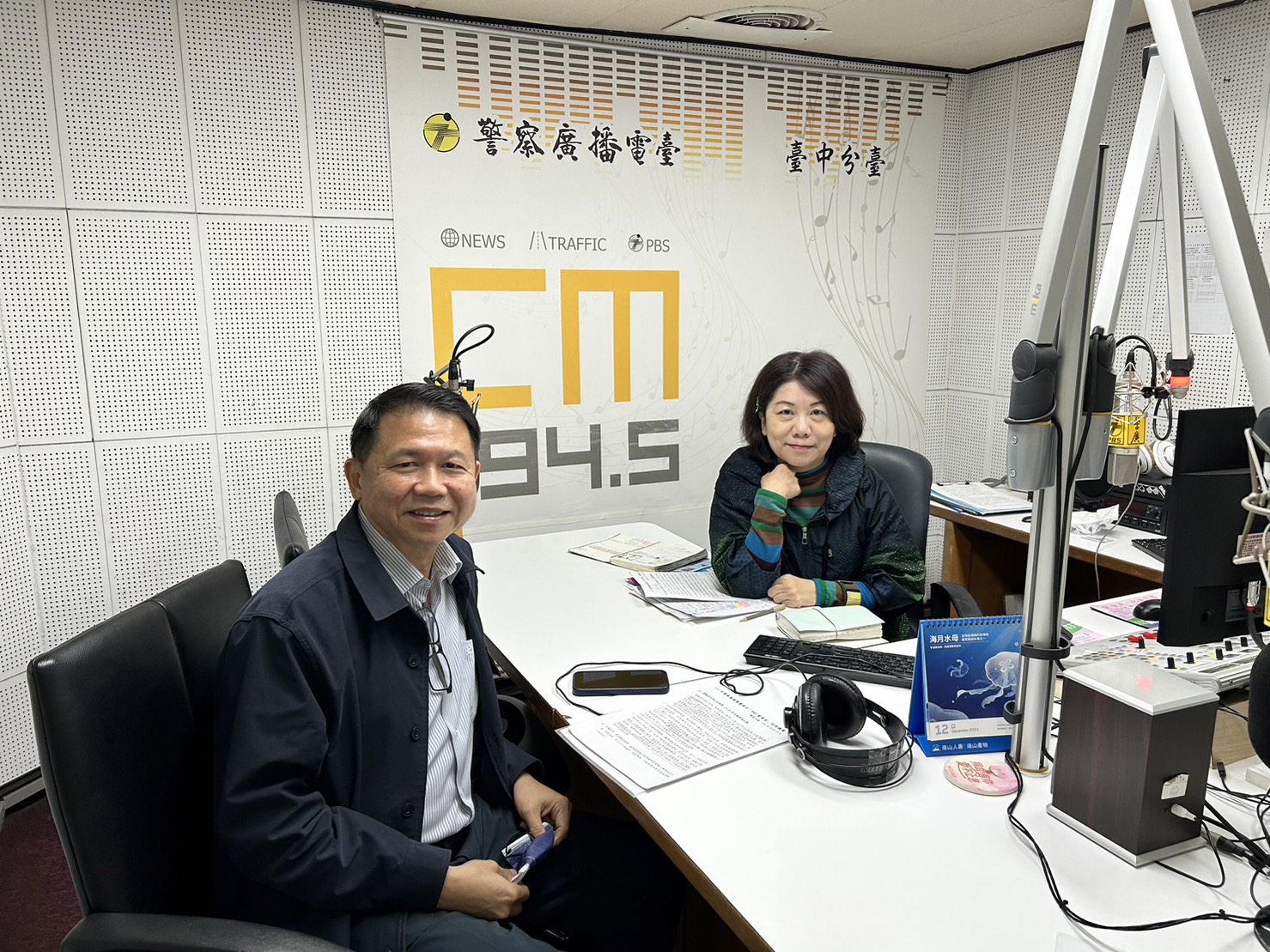 中市警二分局長日前帶著超高人氣的阻詐「熊讚」前往警廣945會客室節目,宣傳微型電動二輪車(簡稱微電車)新修法規及防詐宣導,提醒民眾多加注意以守護荷包,避免受罰或受騙。(圖/記者謝榮浤翻攝)