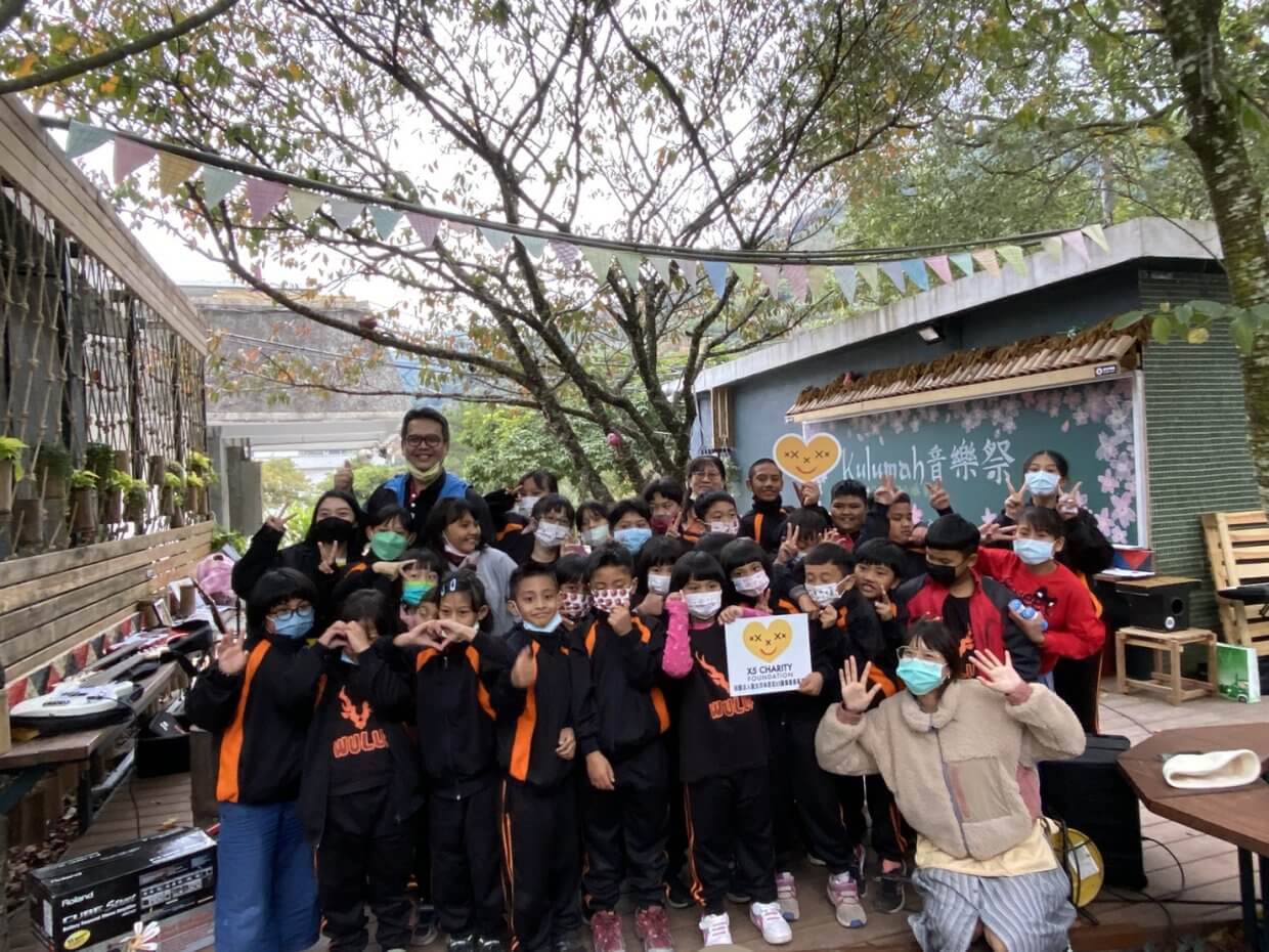 【圖二】林思宏 X5 醫師慈善基金會創辦人林思宏醫師與霧鹿國小利稻分校同學合影