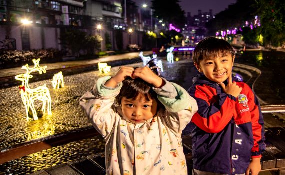 中港大排麋鹿現蹤超萌 蘆洲鴨母港溝繽紛燈海好浪漫