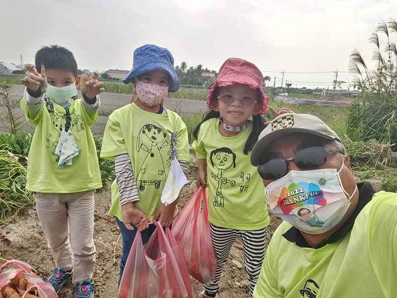 漾新聞|河堤國小都市的孩子到美濃鄉村挖地瓜 摘大紅豆與澄蜜體驗農家樂