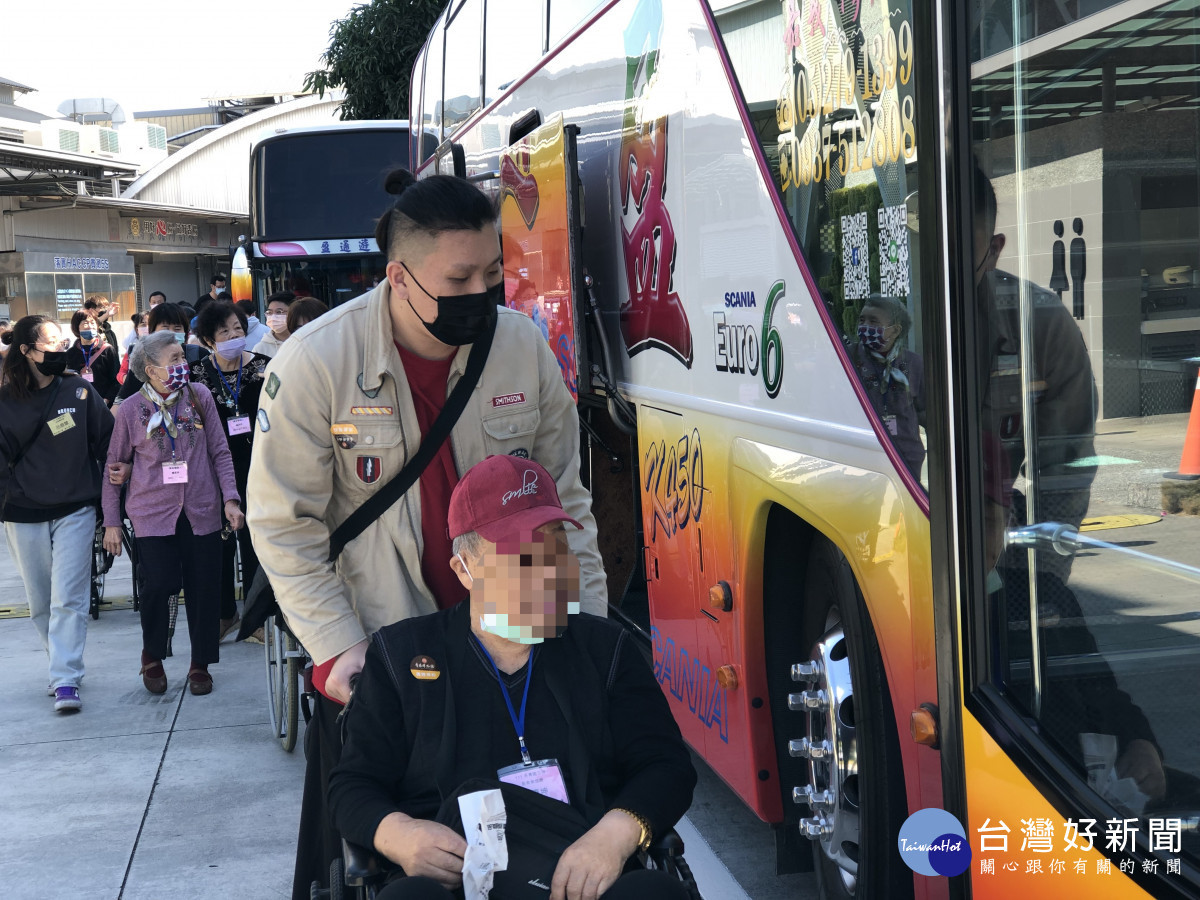 嘉義市長青園日照中心今日(16)舉辦「長青樂悠遊」家庭日旅遊活動,出動3台遊覽車、載運40輛輪椅,陪伴爺爺奶奶們安心出遊/嘉基提供