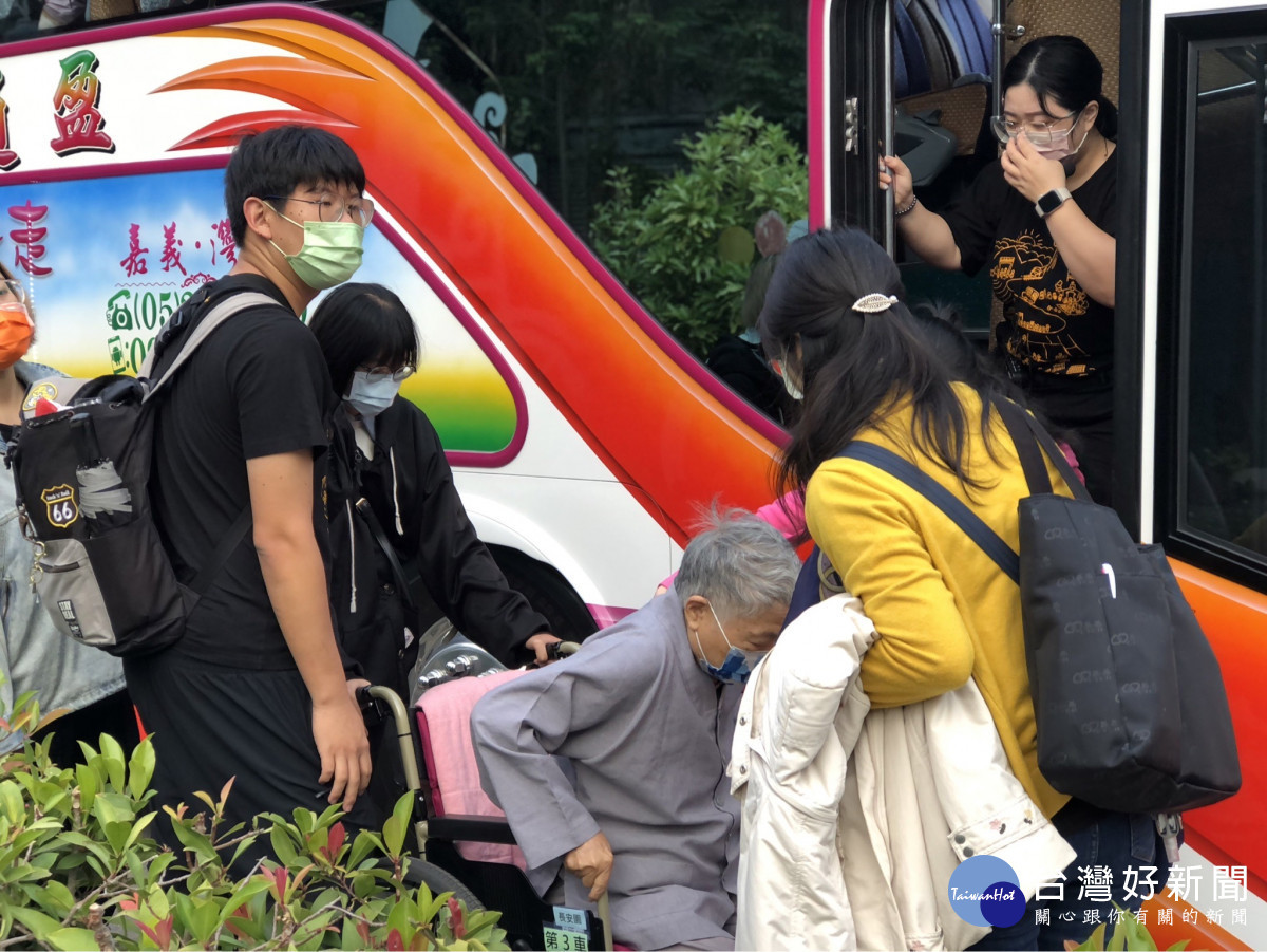 嘉義市長青園日照中心今日(16)舉辦「長青樂悠遊」家庭日旅遊活動,出動3台遊覽車、載運40輛輪椅,陪伴爺爺奶奶們安心出遊/嘉基提供