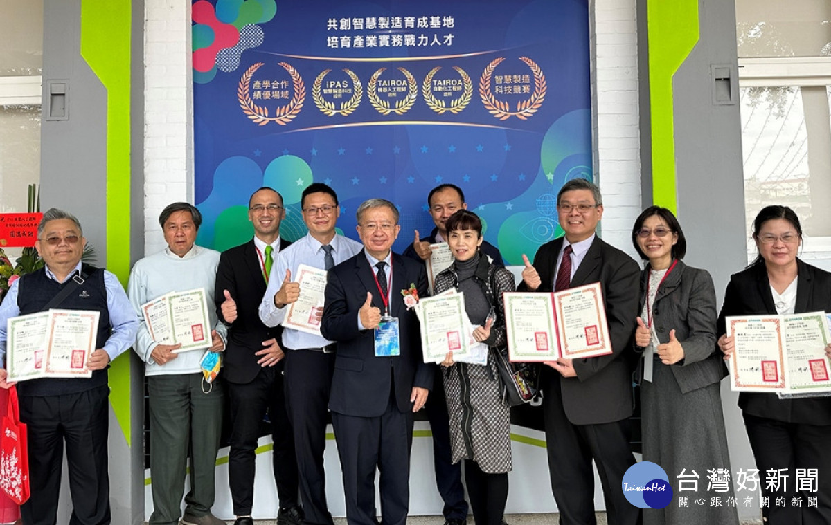 資訊科技系目前已有7位教師通過機器人術科認證與種子教師訓練。(圖/嶺東科技大學)