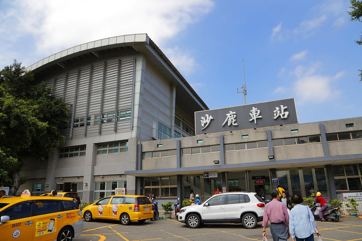 鴻豫境基地座落在沙鹿站前商圈,該區也有沙鹿蛋黃區之稱。