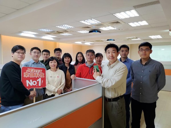 來頡科技總經理孟達與MT2600開發團隊合影(照片來源：來頡科技提供)