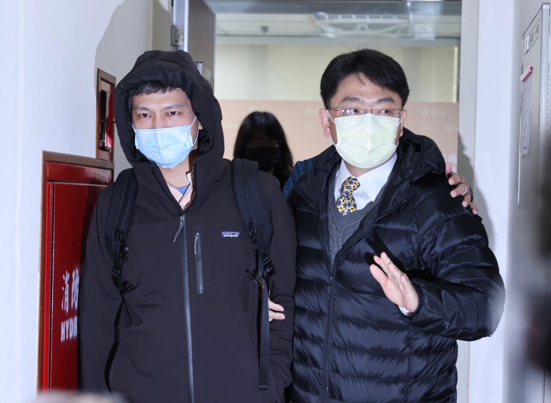 檢調大動作搜索高虹安國會辦公室,高辦主任陳奐宇(左)被幹員帶走。林啟弘