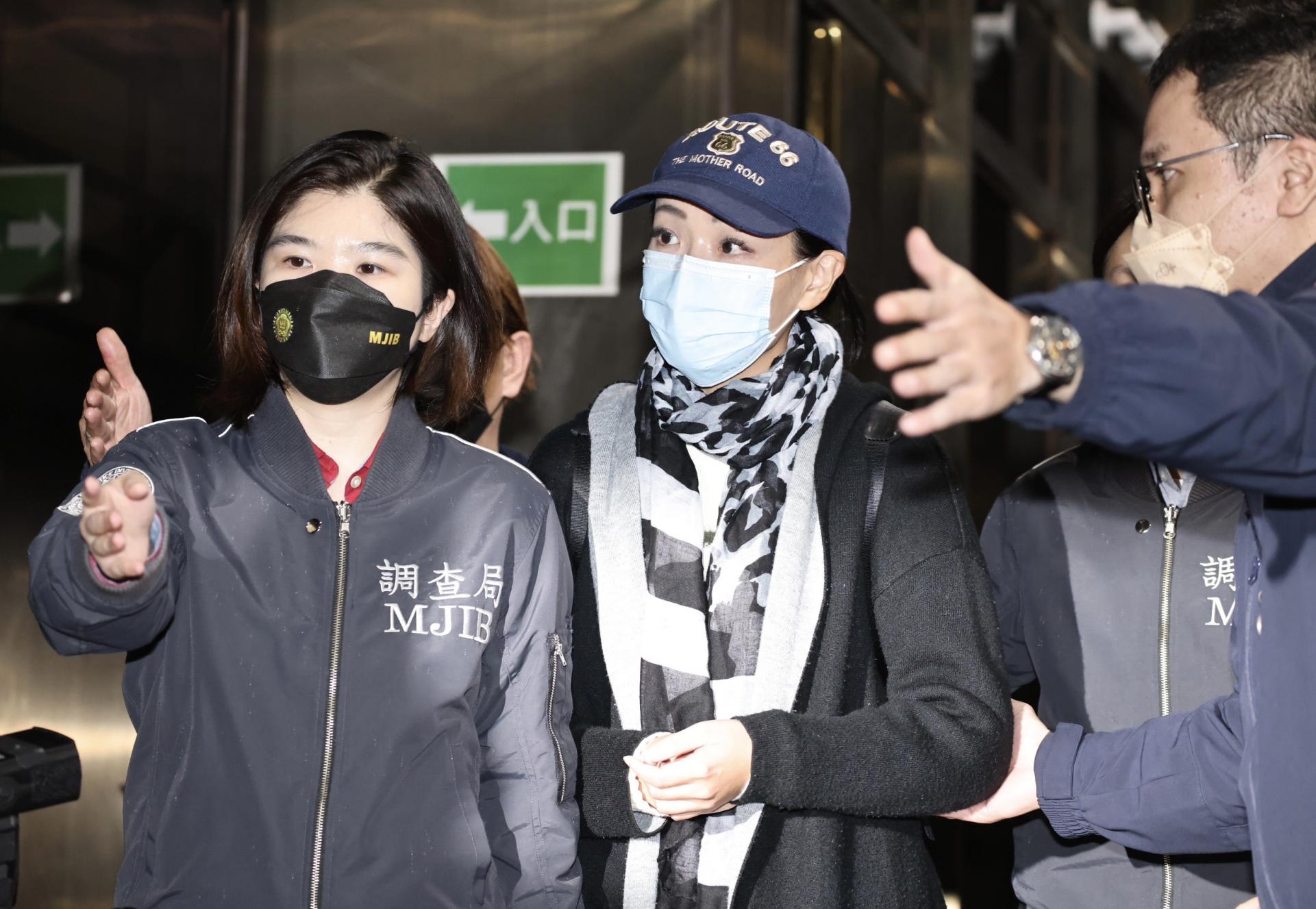 高虹安(中)16日凌晨在調查局幹員陪同下進入北檢進行複訊。林啟弘攝
