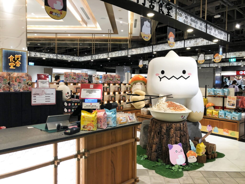 新楓之谷「雪吉拉」裝置物出沒「微風南山」開心吃麵,邀請所有消費者一起拍照打卡拿禮物。