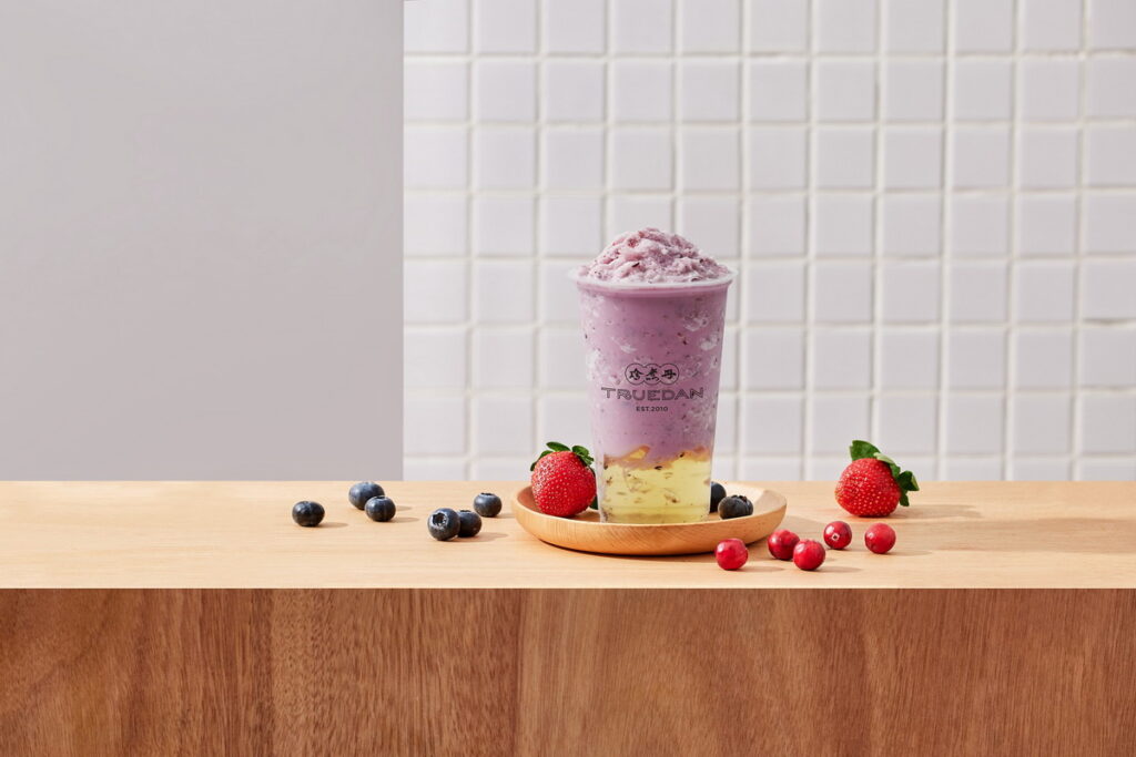 ▲「莓桂雪沙」底部的桂花凍增添飲品的豐富度。