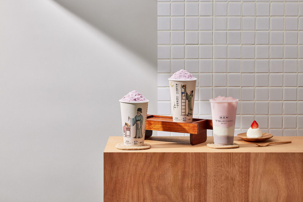 ▲「小學課本的逆襲」插畫家設計限定聯名杯身,一共三款等你來收集。