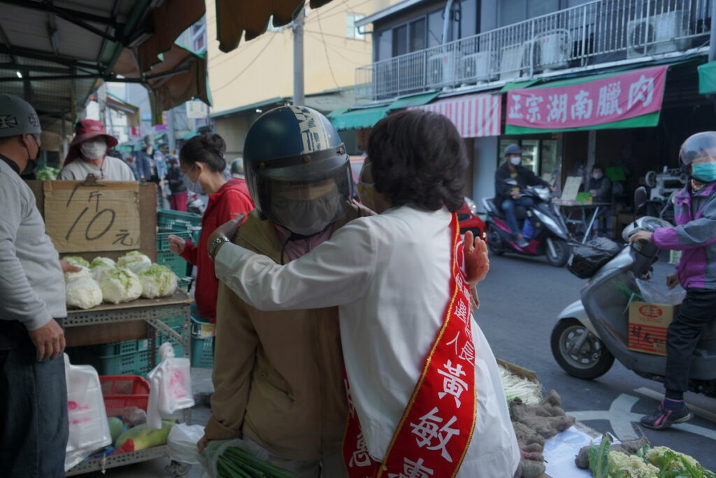 嘉義市長候選人黃敏惠今( 1 6 )日一早7時,在競選團隊及黨籍議員陪同下,再度前往南田市場拜票,用心和鄉親握手懇託