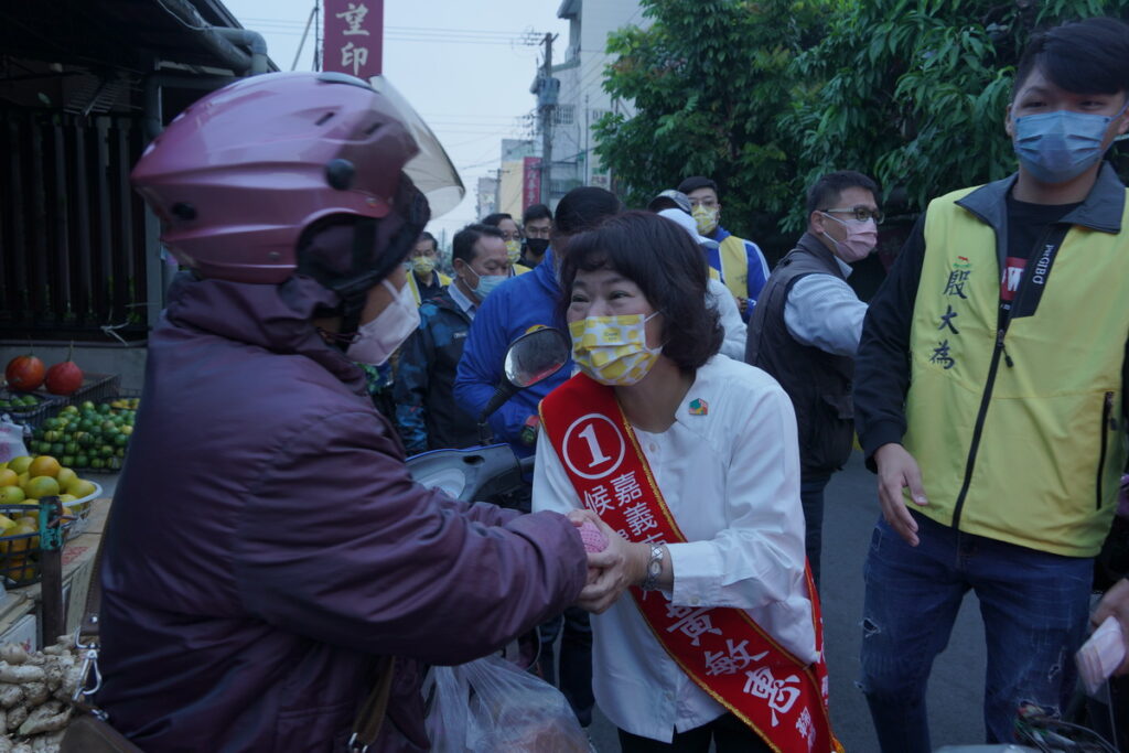 嘉義市長候選人黃敏惠今( 1 6 )日一早7時,在競選團隊及黨籍議員陪同下,再度前往南田市場拜票,用心和鄉親握手懇託