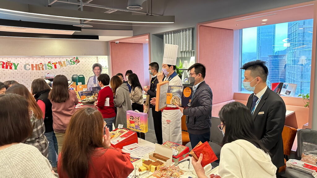 許多民眾搶著訂購「黃景龍X儂來餐廳」多道經典招牌佳餚。