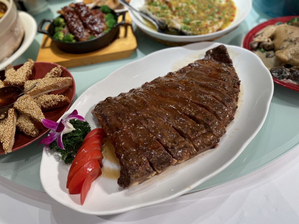 黃景龍《台式吮指醬燒豬肋排》與嘟嘟家蜂蜜合作研發，以低溫慢烤5小時，保持肉的鮮嫩