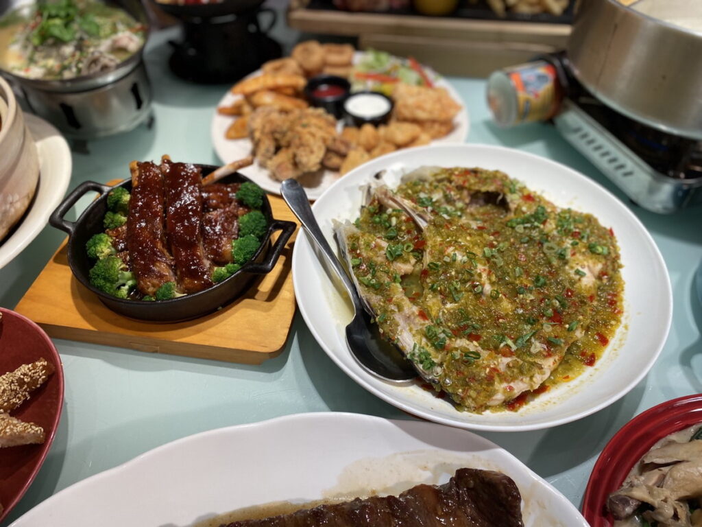 湘菜品牌「1010湘」，將湘菜香辣爽口、層次豐富的特色細緻呈現。象徵「鴻運當頭」的《霸王魚頭》等功夫料理