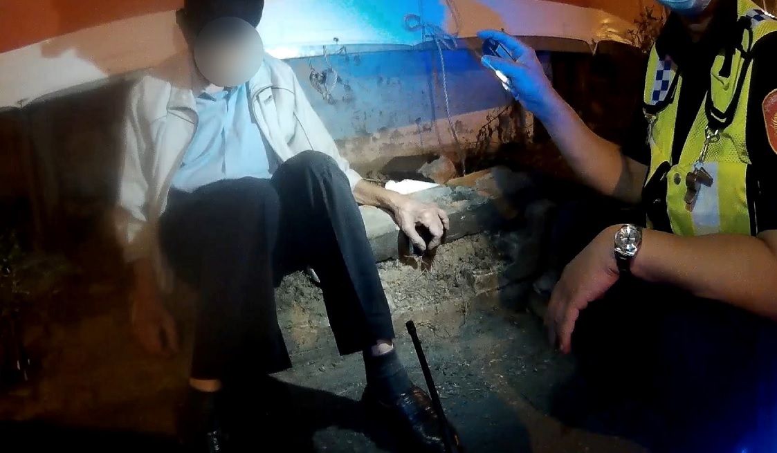 ▲警方拚出缺漏的資訊，助離家30小時的老翁返家      (圖/台中市警察局 提供)
