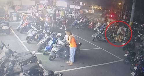 ▲外籍移工車手以步行或騎腳踏車方式移動領取現金，以規避警方查緝      (圖/台中霧峰分局 提供)