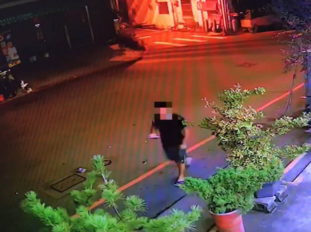 ▲外籍移工車手以步行方式移動領取現金，以規避警方查緝 (圖/台中霧峰分局 提供)