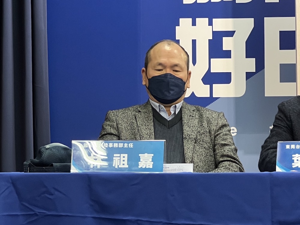 國民黨籲開放小三通 台商怒吼:連送骨灰罈回台都要千里搶機位 102 國民黨大陸事務部主任林祖嘉16日指出,目前兩岸每週班機大概是50班,馬政府時期最多的時候是800多班,以前最多的時候是60幾個航點。