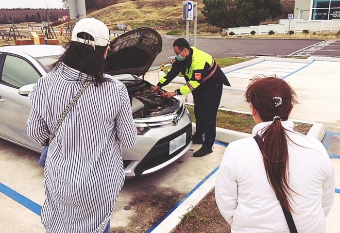 大燈未關致汽車拋錨 暖警協助遊客返回市區