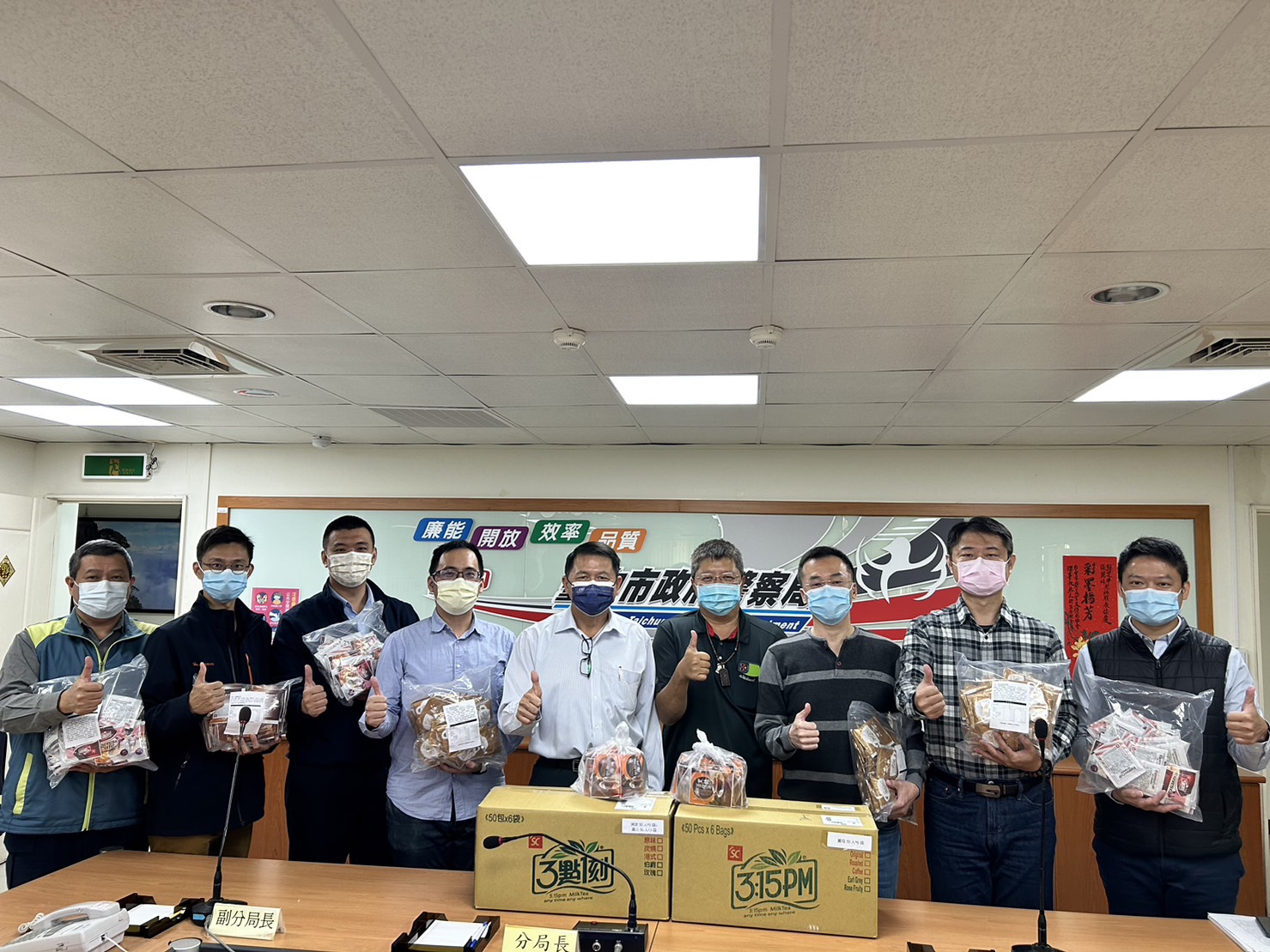 寒流來襲石城實業股份有限公司總經理朱俊宏日前特別致贈中市警二分局「黑糖薑母茶」,以慰勞苦功高的人民保母。(圖/記者謝榮浤翻攝)
