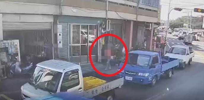 大里、霧峰區有多筆警示帳戶於警示前遭到提領,霧峰分局發現多位車手前往提領地點均係透過步行或騎乘腳踏車前往以規避警方查緝。(圖/記者謝榮浤翻攝)