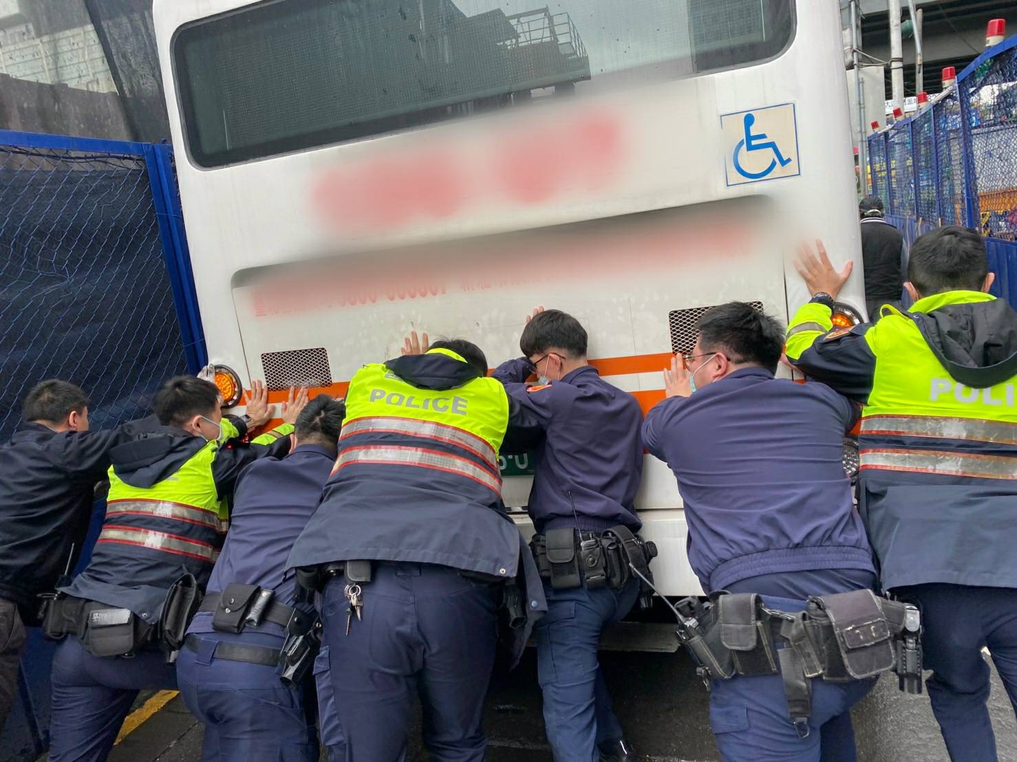 中和警眾員合力推車。(記者徐煜勝翻攝)