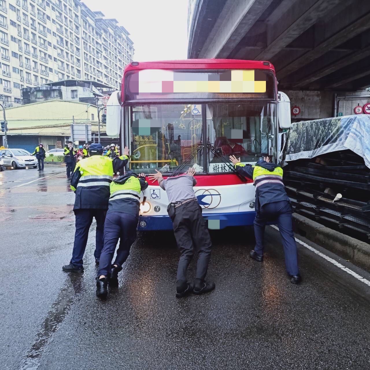 板橋眾警合推拋錨公車。(記者戴昱弘翻攝)