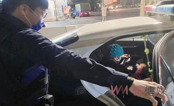 雪中送炭!孤嫗寒冬夜獨自行 北港暖警主動護送返家
