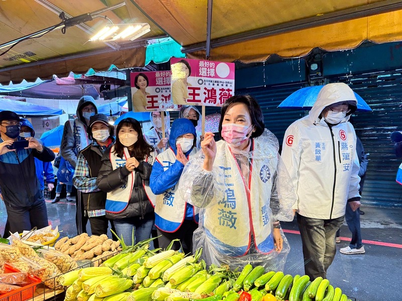 漾新聞|柯志恩攜手李雅靜北上救援 冒雨為王鴻薇掃街拜票