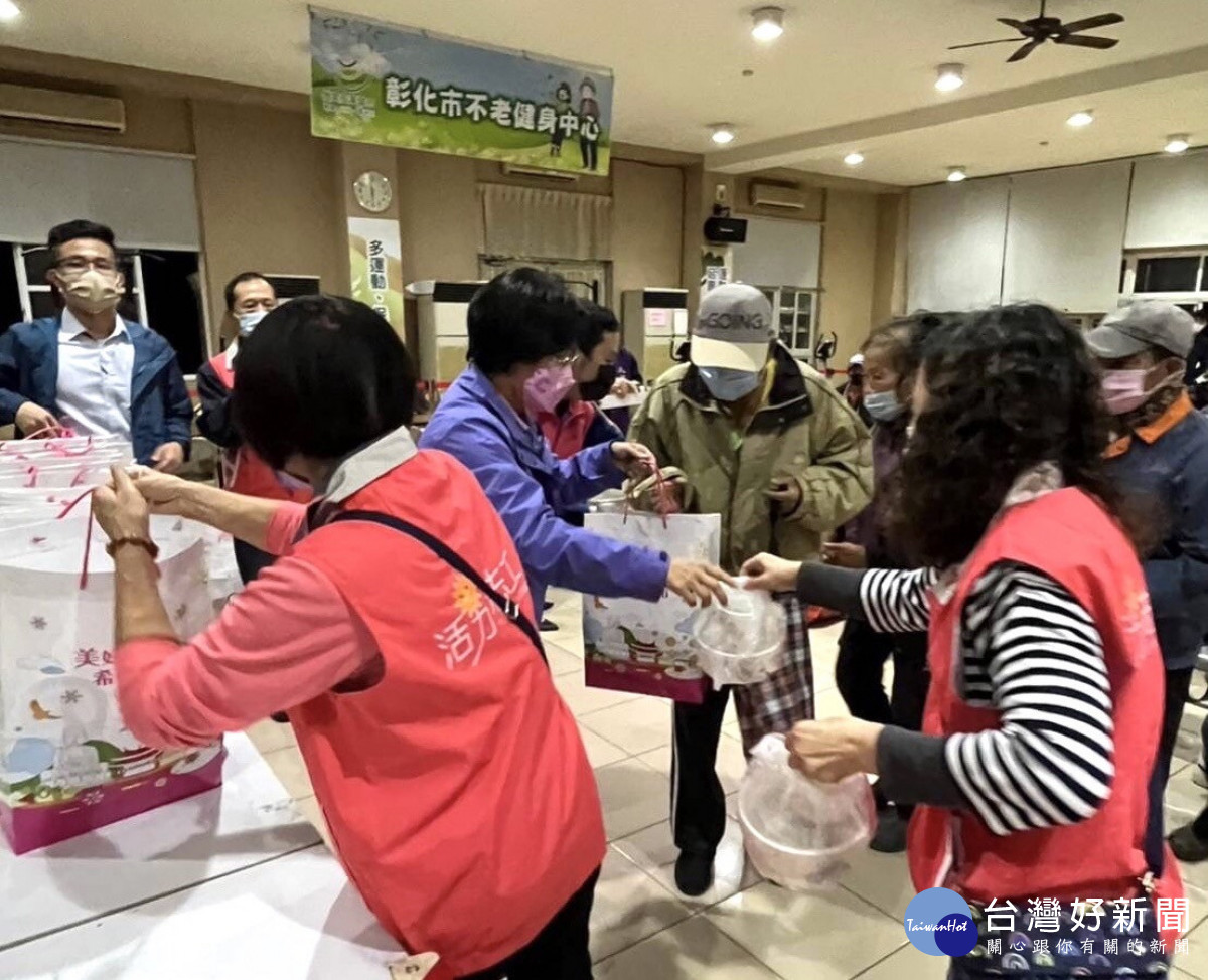 彰縣府啟動低溫關懷機制，彰化縣長王惠美發放街友熱食及禦寒物資。圖／彰化縣政府提供