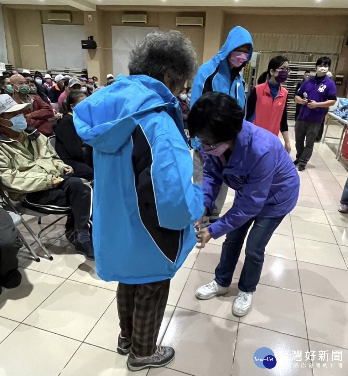 彰縣府啟動低溫關懷機制,彰化縣長王惠美發放街友熱食及禦寒物資。圖/彰化縣政府提供