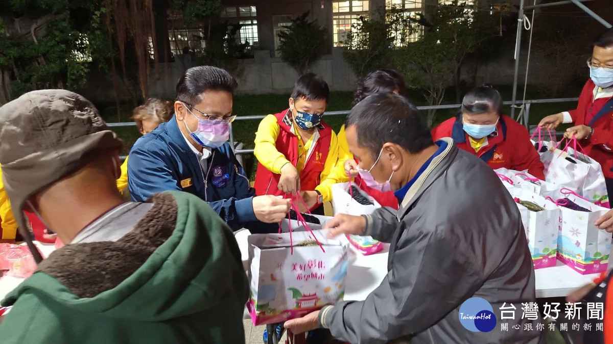 彰縣府啟動低溫關懷機制,洪榮章副縣長發放街友熱食及禦寒物資。圖/彰化縣政府提供