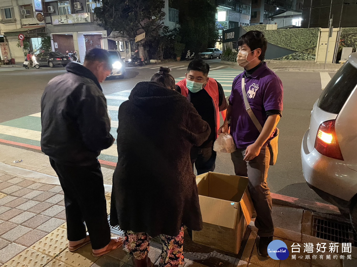 彰縣府啟動低溫關懷機制,社會處發放街友熱食及禦寒物資。圖/彰化縣政府提供
