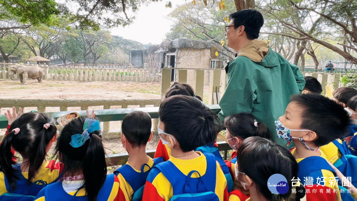 ▲陳其邁與小朋友探訪非洲象「阿里」。(圖/記者 許高祥 翻攝)