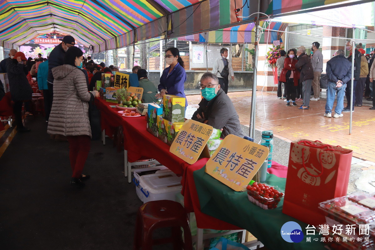 會場由小農推出在地農產展售。(記者扶小萍攝)