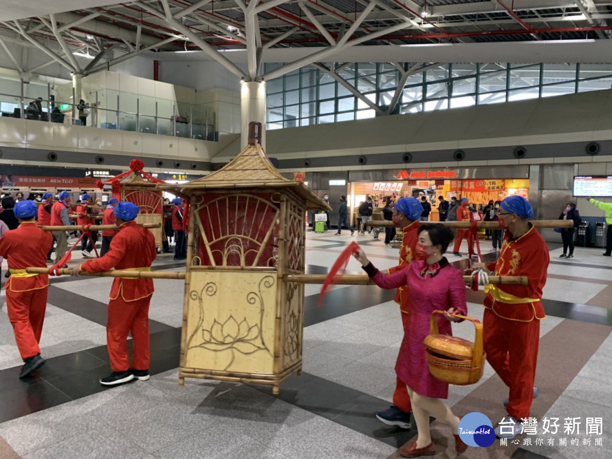 嘉義縣崙尾天赦竹編發展協會及水噹噹舞蹈班,在高鐵嘉義站以快閃布馬陣迎接高鐵旅客/翻攝照片