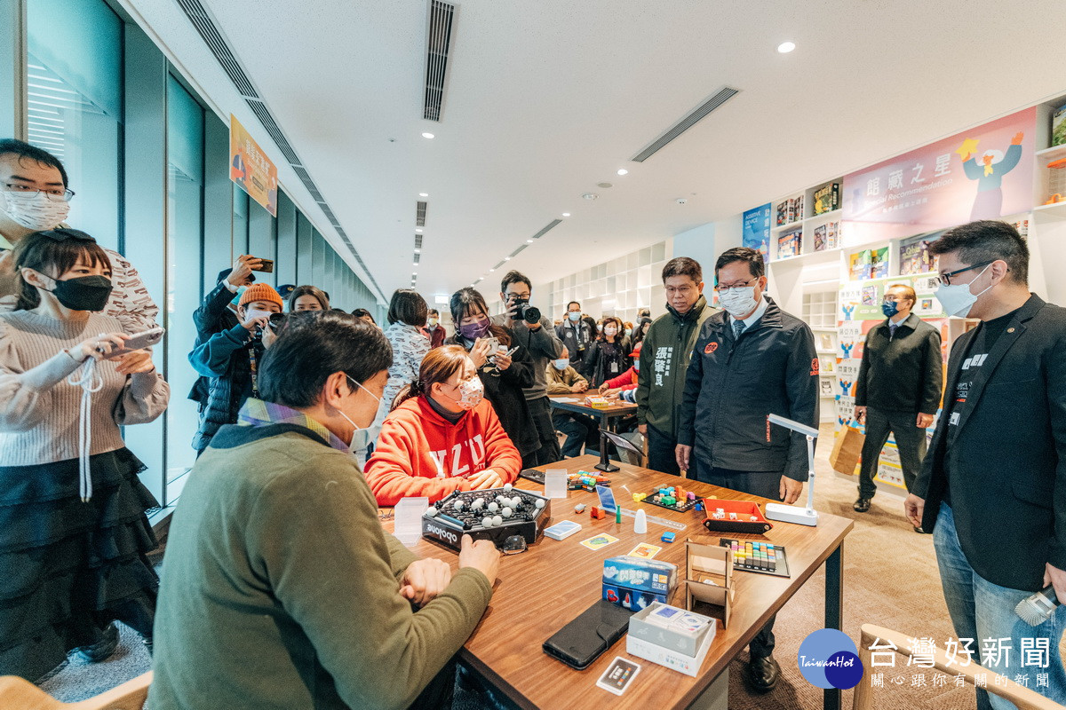 桃園市立圖書館新總館開館試營運,鄭文燦市長巡視總館各樓層設施及一樓蔦屋書店。