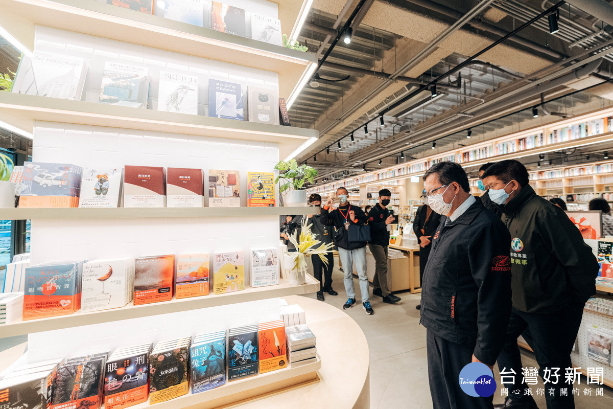 桃園市立圖書館新總館開館試營運,鄭文燦市長巡視總館各樓層設施及一樓蔦屋書店。