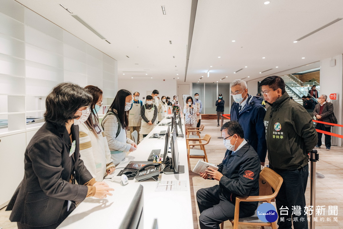 桃園市立圖書館新總館開館試營運,鄭文燦市長巡視總館各樓層設施及一樓蔦屋書店。