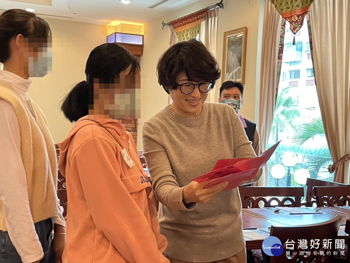 歲末傳遞愛與溫暖　饒慶鈴陪監護兒少圓夢聚餐